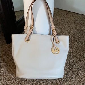 Michael Kors purse. Great condition.